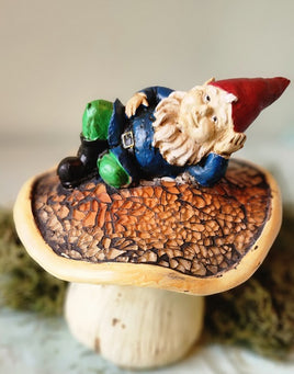 Resting Gnome on Mushroom   WB9912     - Special Purchase Gnomes